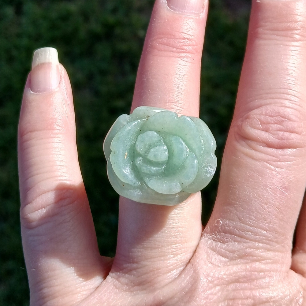 New Hand Carved Flower Green Aventurine Ring. - Picture 13 of 16